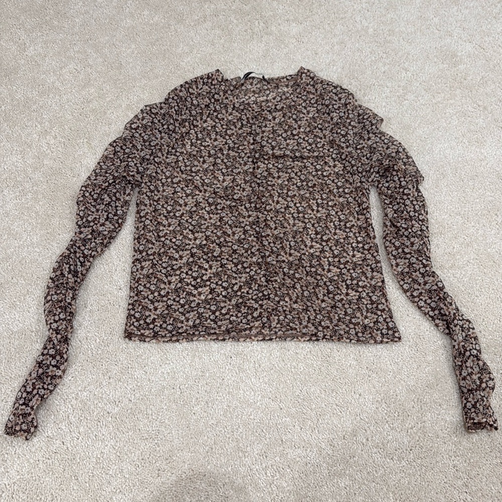 A&F dark floral sheer top
Long sleeved
Ruching detail